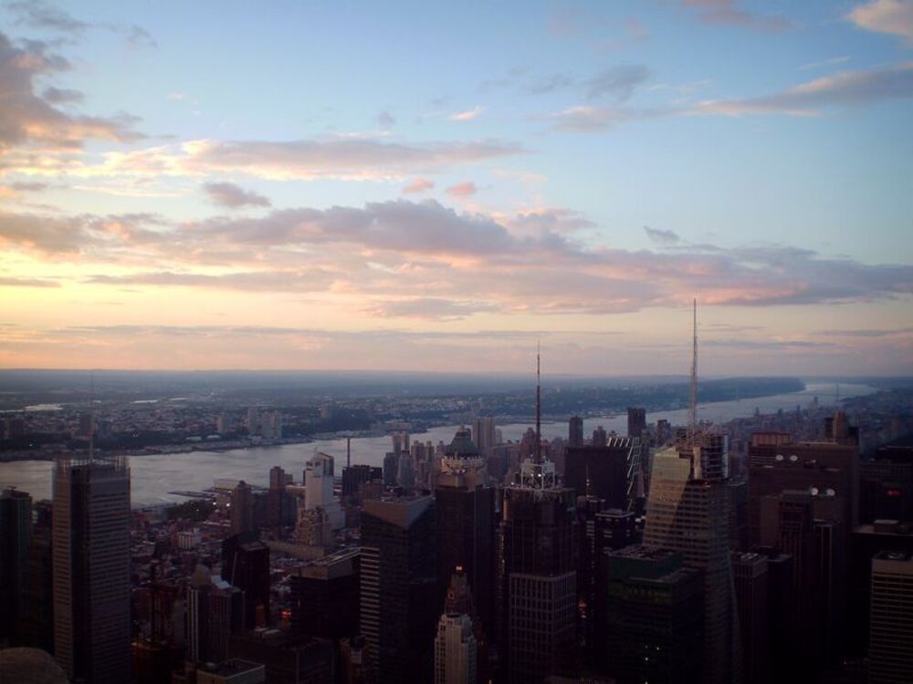Строительство Эмпайр Стейт Билдинг (Empire State Building) началось 17 марта 1930 г. в Нью-Йорке.

Свое название башня получила в честь американского штата Нью-Йорк, который также называют &laquo;Имперский штат&raquo; (Empire State).