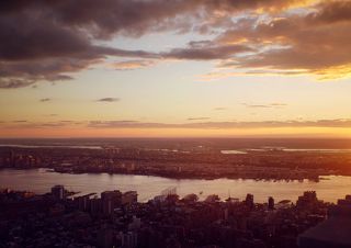 Небоскреб был построен в рекордные 410 дней, в среднем за неделю строилось 4,5 этажа, а иногда за 10 дней новостройка вырастала на 14 этажей. На сооружение внешних стен было израсходовано 5662 кубометра известняка и гранита. Всего строители использовали 60 тысяч тонн стальных конструкций, 10 млн кирпичей и 700 км кабеля. В здании насчитывается 6500 окон. Его конструкция такова, что основную нагрузку несет стальной каркас, а не стены. Эту нагрузку он передает непосредственно на мощнейший «двухэтажный» фундамент. Благодаря новшеству вес здания значительно уменьшился и составил 365 тысяч тонн.