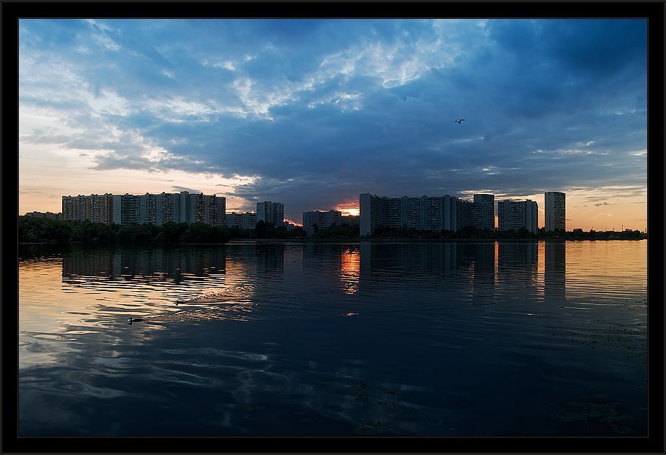 Засыпает Москва, стали синими  дали...