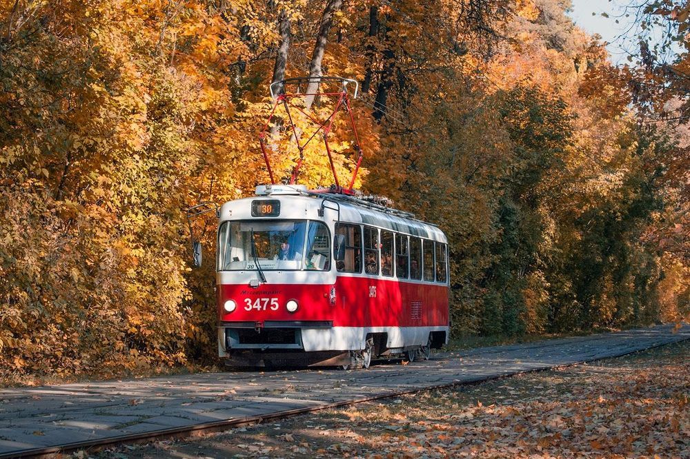 Тот же модернизированный трамвай Tatra-T3. Красный цвет у этих трамваев исторический.