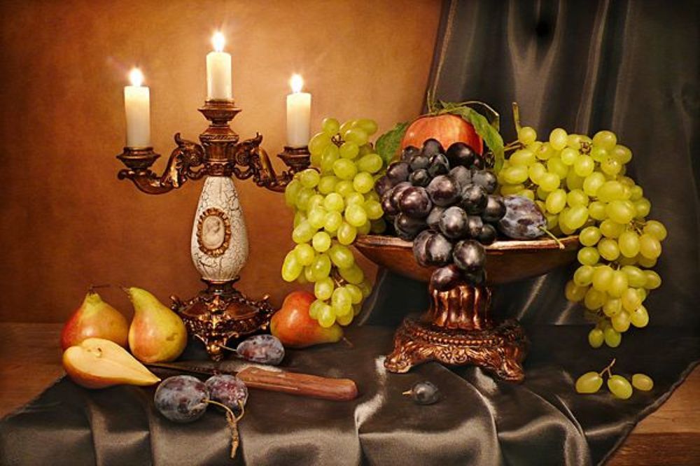 Свечи,виноград,груши,яблоко,сливы,нож,ваза