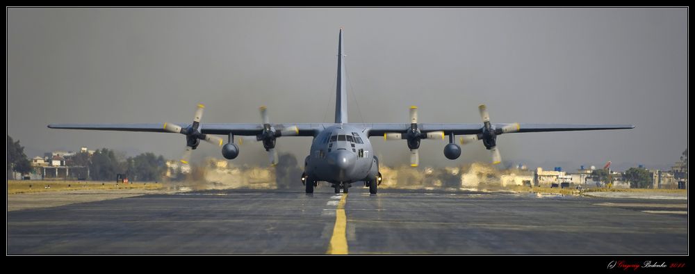 Первое впечатление от Пакистана &ndash; только что приземлившийся Lockheed C-130 Hercules пакистанских военно-воздушных сил. Гуманитарную помощь для пострадавших от наводнения жителей этой страны мы доставили на военно-воздушную базу Чаклала, близ Исламабада. Говорят, что именно отсюда в 1960-м году вылетел в свой исторический разведывательный полет на самолете U-2 Фрэнсис Гарри Пауэрс.