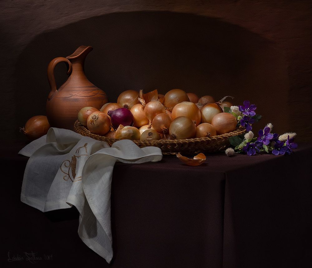 С луком и кувшином