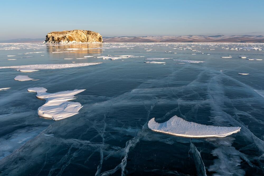 Остров Малого Моря (Замогой), за ним остров Ольхон...