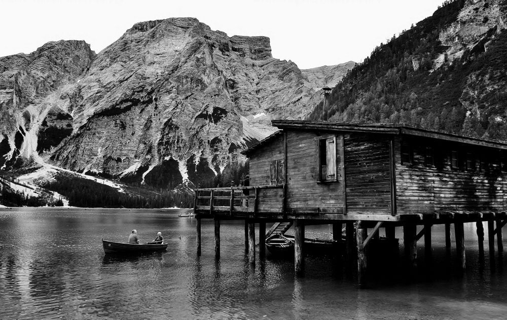 Lago Braies ai piedi delle Dolomiti, patrimonio dell'umanit&agrave;.