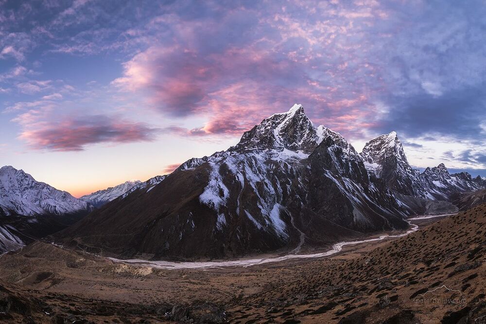 Taboche (6,367m.), Cholatse (6,355m.), Arakam Tse (6,423m.). Sagarmatha National Park, Himalaya, Nepal