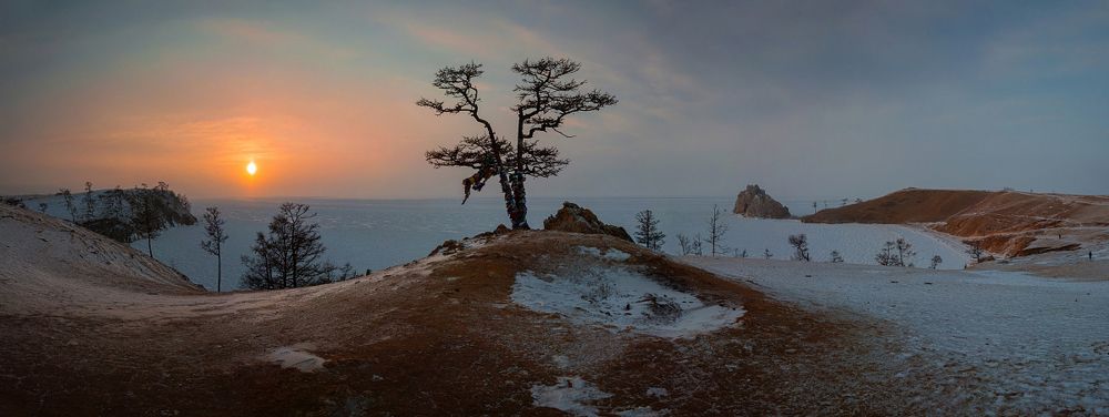 Панорама побережья у поселка Хужир.