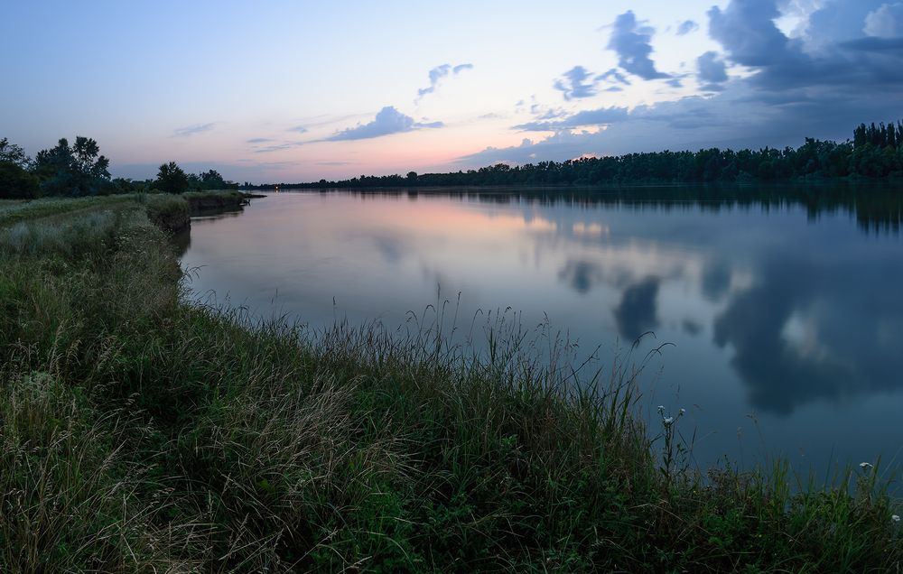 Я сделал этот кадр чтоб показать направление на закат . Солнце уже село. Продолжаю  ловить молнию.