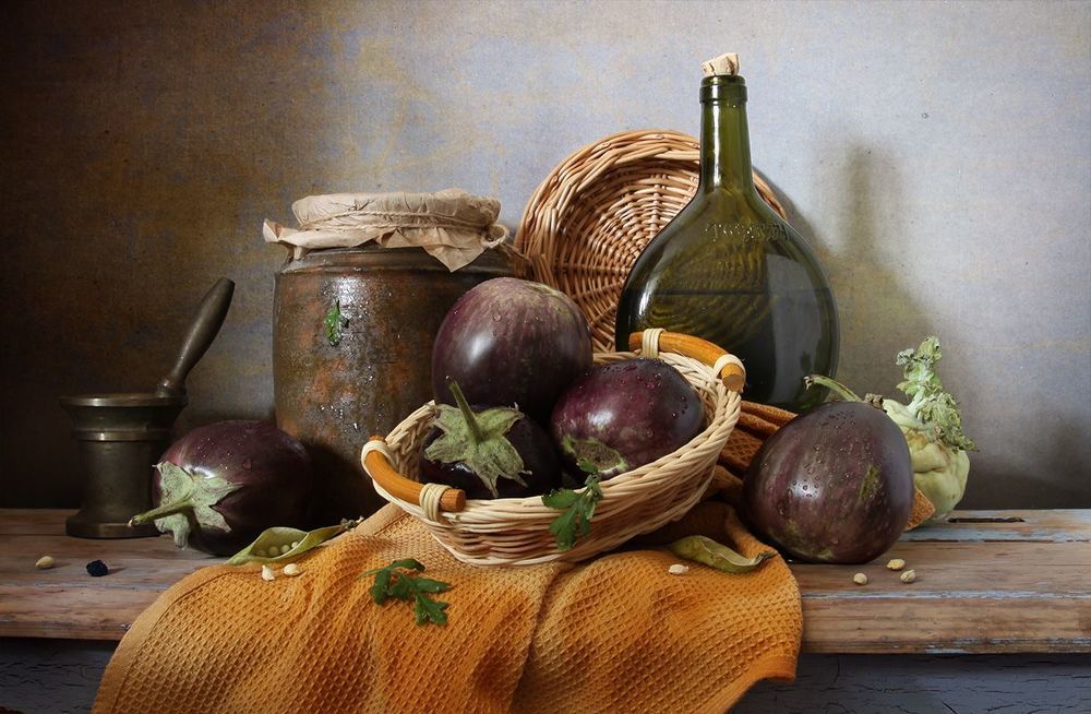Баклажаны и полотенце цвета охры