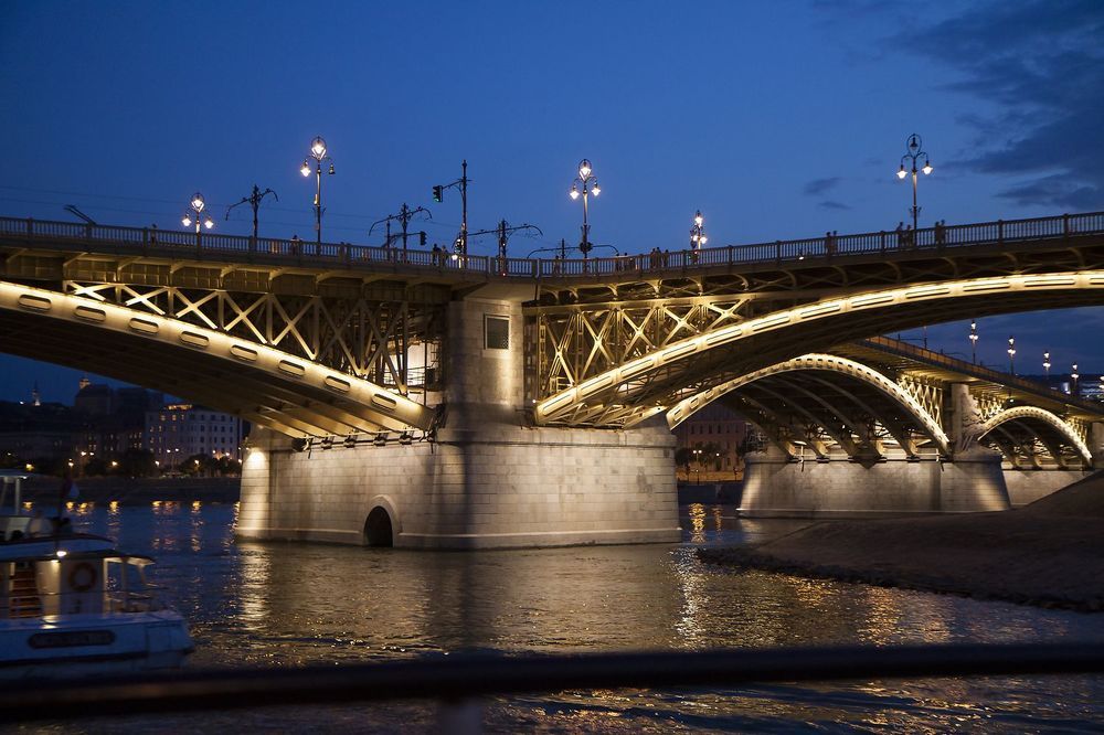 Дворцы и мосты ночного Будапешта.