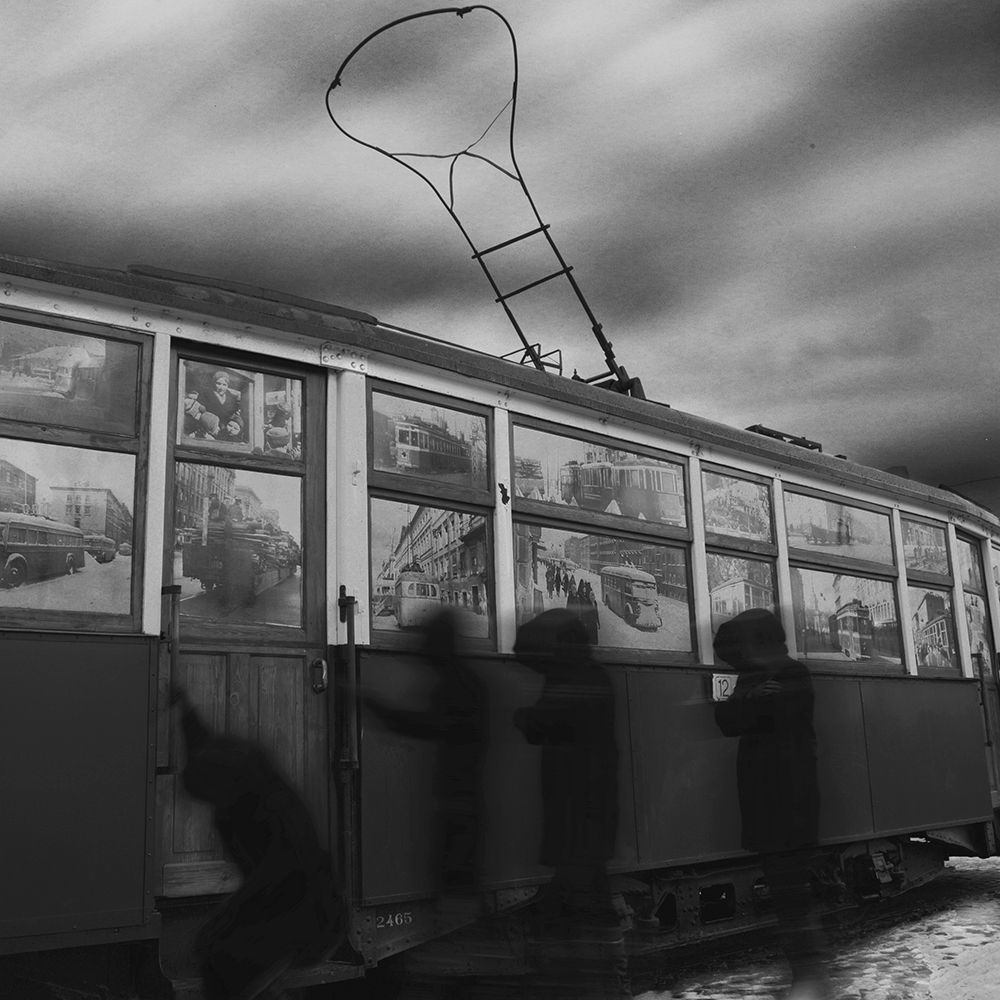 &laquo; Подача электричества прекратилась утром 08.12.1941. Движение не возобновлялось&raquo;. 
Вышедшие в тот день 52 трамвая, остались на линии.  Отныне люди передвигались 
с работы и на работу пешком. &laquo;Город стал пешим. Расстояния обрели реальность. 
Они измерялись силой своих ног. 
Не временем, как раньше, - а шагами. 
Иногда количеством шагов&raquo;.