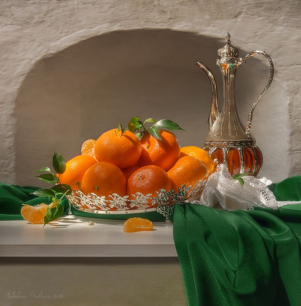 С мандаринами и кувшином