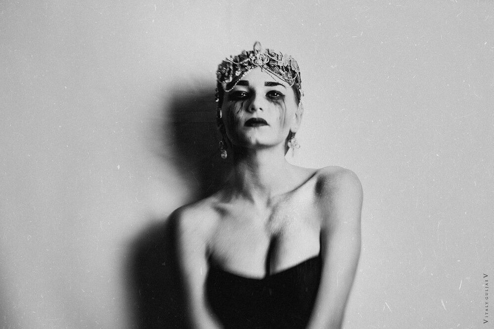 Queen too cry