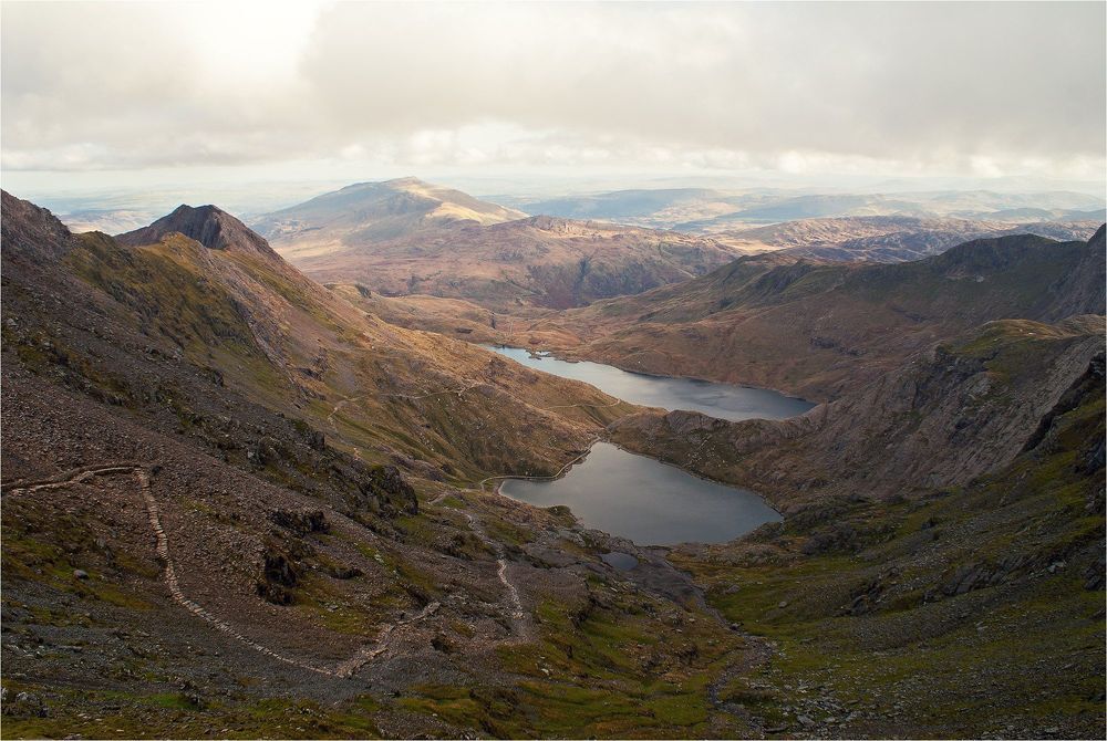 на вершине валлийских гор: yr wyddfa (snowdonia).
1085 метров над уровнем моря, перепад высот 723 метра, 12км пешком: 2:40 вверх, 2:20 вниз.
