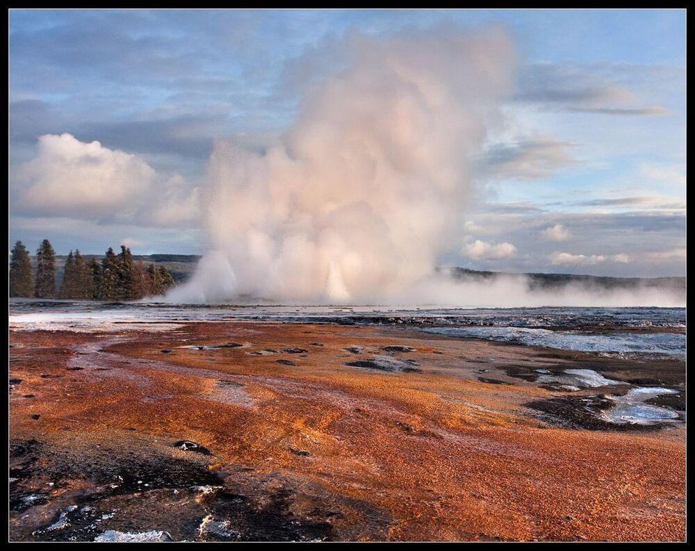 Долина Гейзеров, от Madison Junction до Old Faithful.
Пожалуй , на мой взгляд, одно из самых интересных мест Парка. Всего 16 миль дороги, но зато каких! Невероятное разнообразие работающих гейзеров, дышащих паром разноцветных луж, соляных отложений, грязевых потоков, *огненных* рек и дымящихся вулканчиков. В зависимости от освещения и температуры воздуха, каждый раз можно наблюдать разную картину.