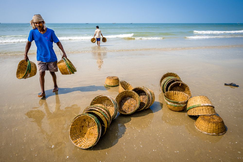 Рыбаки с корзинками. (Сolva Beach).