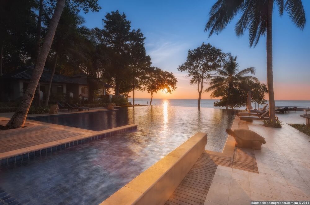 Тайланд. Остров Ко Чанг. Отель Chang Buri Resort закат солнца у бассейна.
