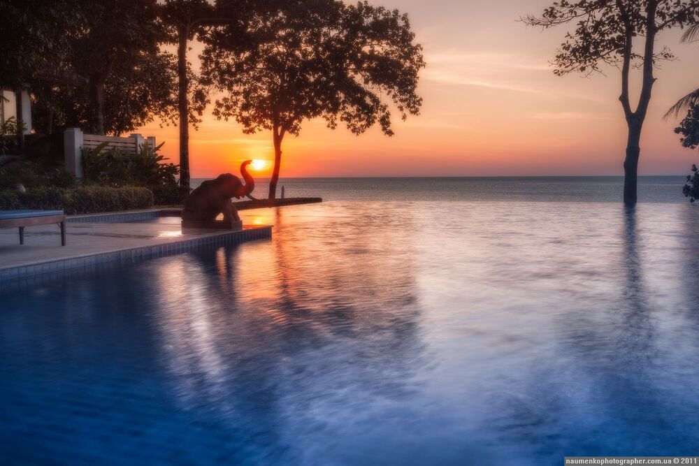 Тайланд. Остров Ко Чанг. Отель Chang Buri Resort слон на закате солнца.