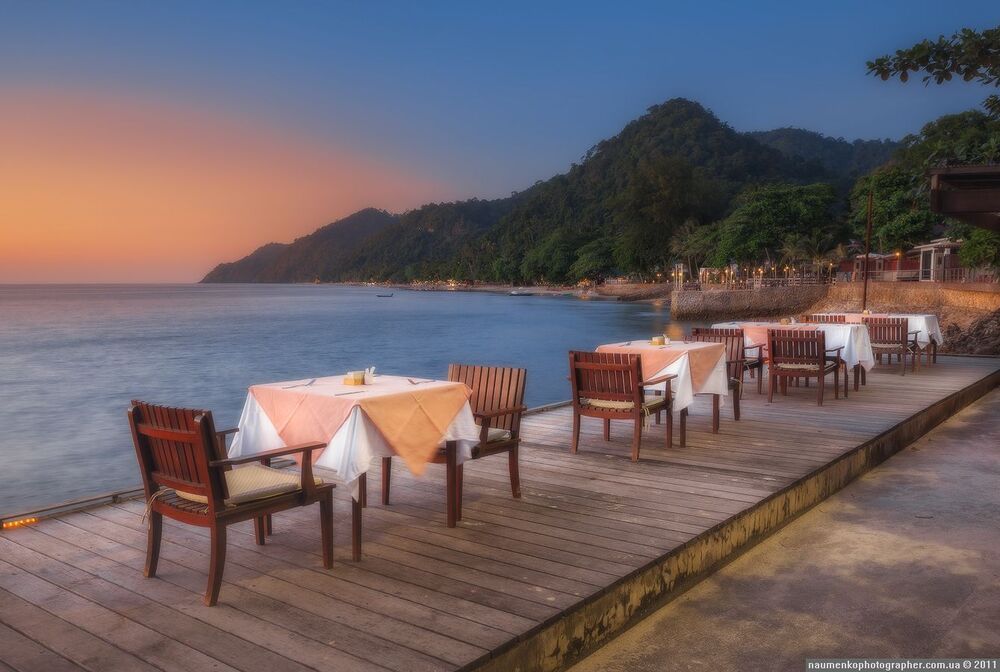 Тайланд. Остров Ко Чанг. Отель Chang Buri Resort ужин на берегу моря.