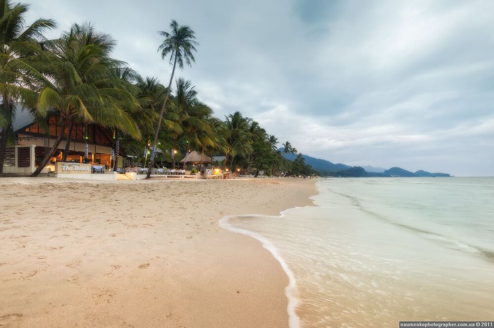 Тайланд. Остров Ко Чанг. Пляж White Sand Beach вдоль берега.