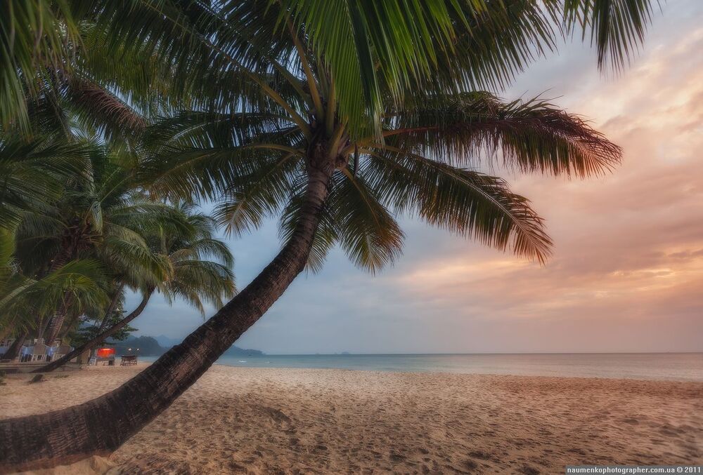 Тайланд. Остров Ко Чанг. Вечер на пляже White Sand Beach.