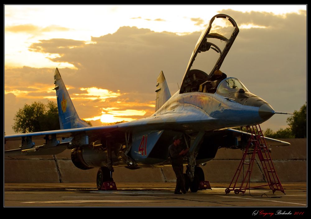 Казахстанские Миг-29 (по классификации НАТО: Fulcrum (&ldquo;Точка опоры&rdquo;)) недавно прошли переоснащение. В частности, на них была установлена новая бортовая система объективного контроля полетной информации, специальное выпрямительное устройство, которое значительно повысило надежность электропитания самолета, и были установлены новые радиолокационные прицелы, которые лучше захватывают цель.