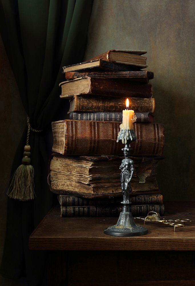 Свеча и книги