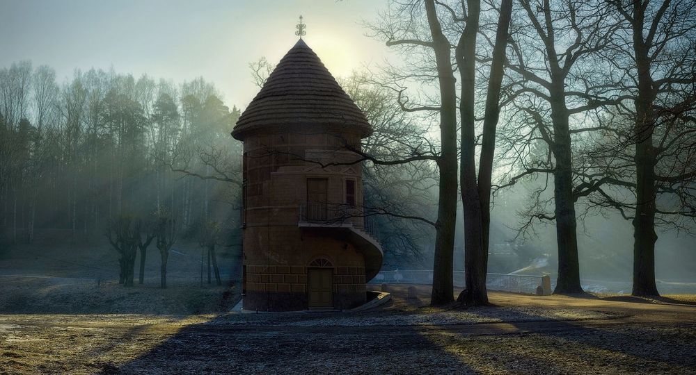 Пиль-башня построена в 1795-1797 гг. по проекту В.Бренна на берегу реки Славянки. Башней парковый павильон поименован из-за своей вытянутой формы, а приставка &laquo;пиль&raquo; в названии унаследована от старой &laquo;пильной мельницы&raquo; - как в XVIIIвеке часто называли лесопилки, приводимые в действие напором воды.
 Фрески на стенах круглой башни были выполнены П. Гонзаго - мастером театральных декораций и различных архитектурных &laquo;обманок&raquo;, и создавали полную иллюзию разрушенного временем ветхого здания. Искусствовед А. Эфрос писал об этой работе знаменитого итальянца: &laquo;Гонзаго словно надел на Пиль-башню новый чехол, придав строению характер &laquo;руины&raquo;. Вся суть этой работы - в росписи. Это - объемная театральная декорация, поставленная на вольном воздухе. Живопись имитирует здесь то, что должно было быть объемно-рельефным. От крыши до цоколя - все написано кистью - наличники окон, швы кладки, осыпающаяся штукатурка, обнажившийся остов здания&hellip;&raquo;
Кровля башни в XVIII веке была крыта соломой.
&bull;     Лёгкая спиральная лестница на наружной стене башне сделана по проекту А.Н.Воронихина, так же, как и мост у Пиль-башни.