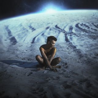 Будущее — это не то, куда мы идем, а то, что мы создаем. Дороги следует не искать, а строить. Сам процесс строительства меняет как самого творца, так и его судьбу. (c) Джон Шаар.
Свобода творчества появляется тогда, когда уходит страх. Когда перестаешь бояться, что твое произведение кому-то не понравится. Когда оценка перестает быть важной.
Жизнь дана не для того, чтобы найти себя. Она для того, чтобы создать себя.