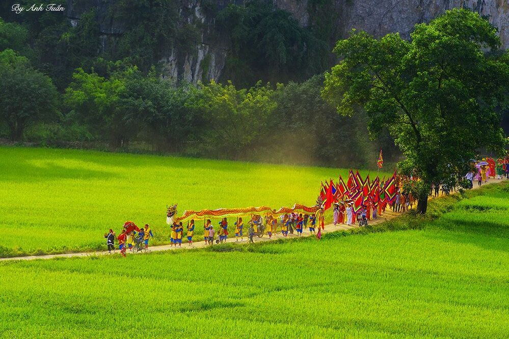 The procession ritual of Thai Vi Temple Festival