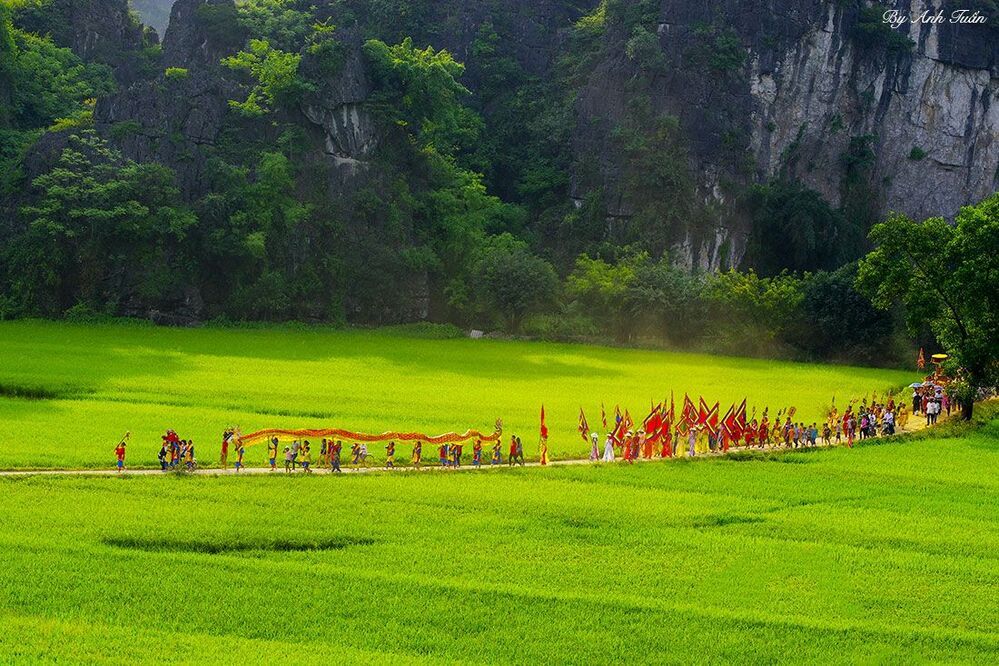 The procession ritual of Thai Vi Temple Festival