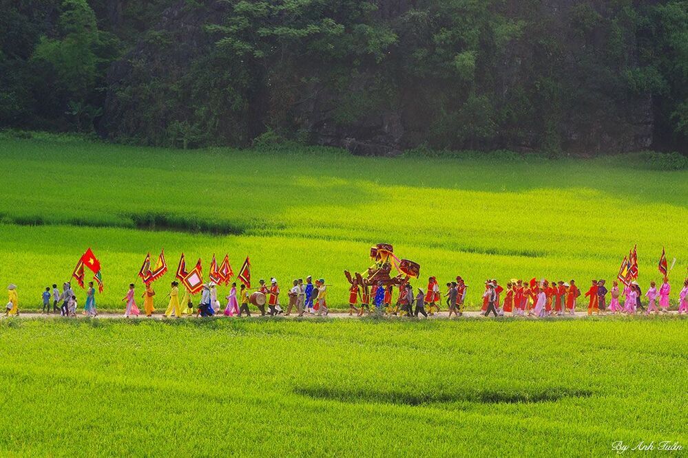The procession ritual of Thai Vi Temple Festival