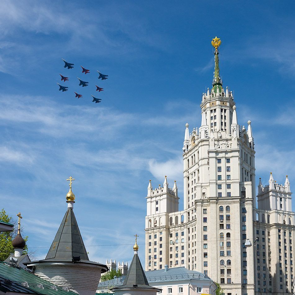 Многоцелевые истребители Су-27 пилотажной группы "Русские Витязи" и МиГ-29 пилотажной группы "Стрижи" продемонстрировали знаменитый "Кубинский бриллиант" (Кубинка &ndash; авиабаза ВВС в Подмосковье)