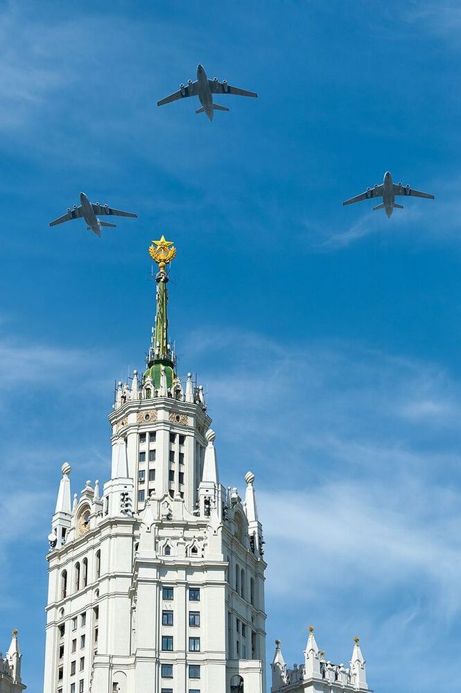 Тяжелые военно-транспортные самолеты Ил-76, группы армейской и оперативно-тактической авиации.