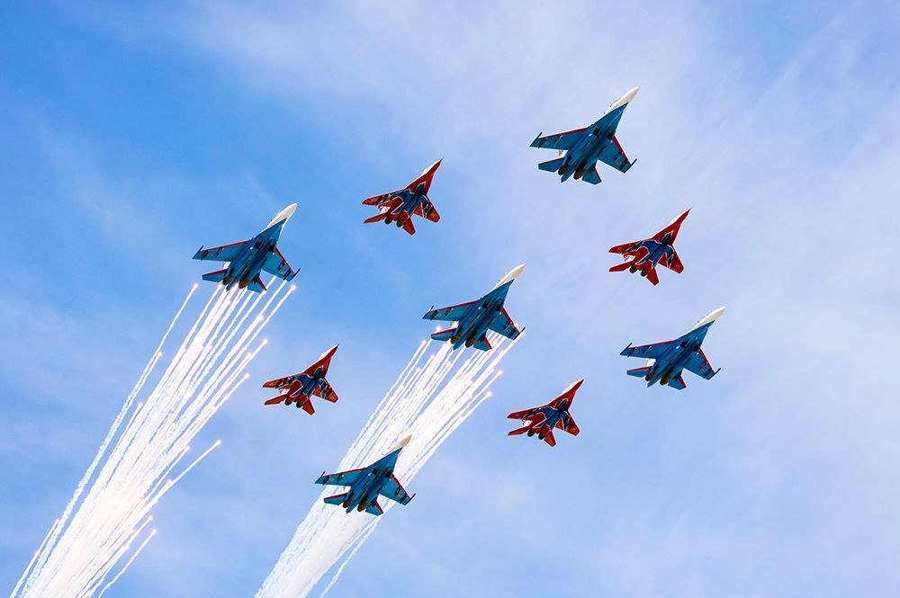 Российские летчики поздравили ветеранов с Днем Победы