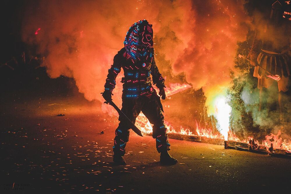 И окрасилась ночь огнем..