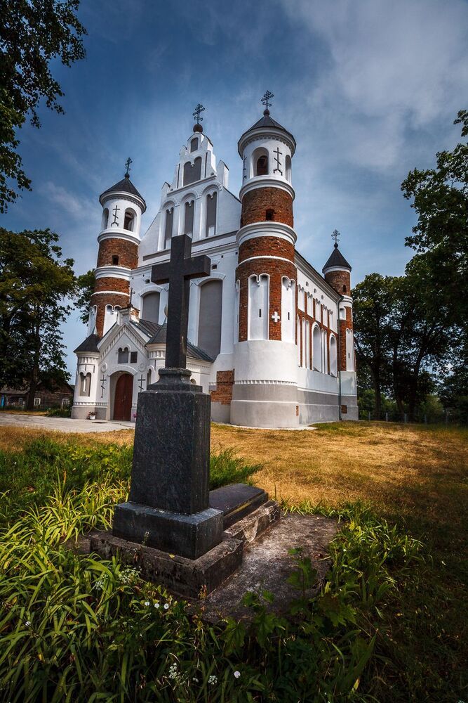 Храм, в деревне Мурованка.