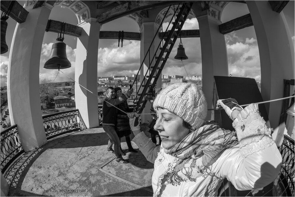 Праздник Пасхи. Седьмица - традиция когда в течение недели от дня Пасхи каждый желающий может бить в колокола  между утренней и вечерней службами. Каменск-Уральский. 04.2015.
Ликование разносится по городу.