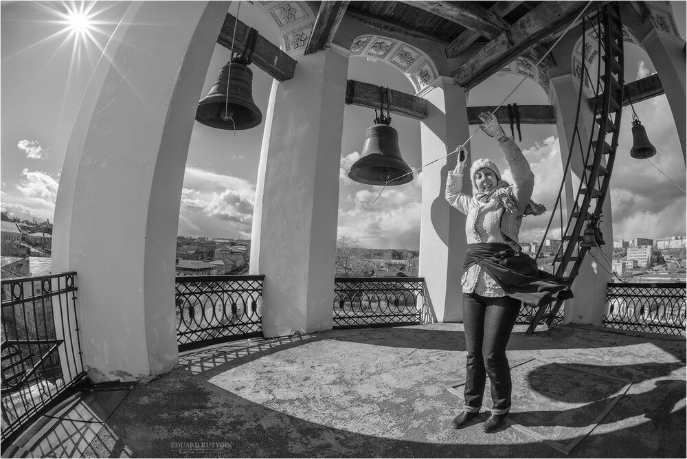 Праздник Пасхи. Седьмица - традиция когда в течение недели от дня Пасхи каждый желающий может бить в колокола  между утренней и вечерней службами. Каменск-Уральский. 04.2015.
Ликование разносится по городу.