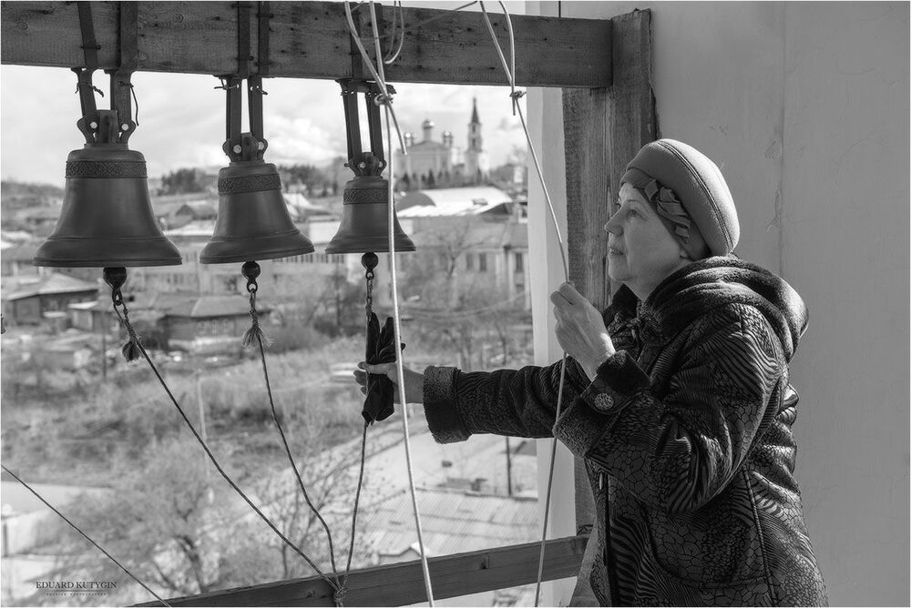 Праздник Пасхи. Седьмица - традиция когда в течение недели от дня Пасхи каждый желающий может бить в колокола  между утренней и вечерней службами. Каменск-Уральский. 04.2015.
Ликование разносится по городу.