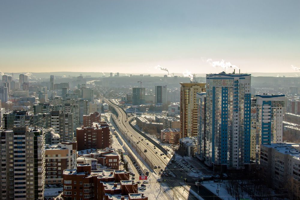 Одна из основных магистралей Екатеринбурга, проходящая через цент города. Вид с крыши жилого комплекса "Москва".