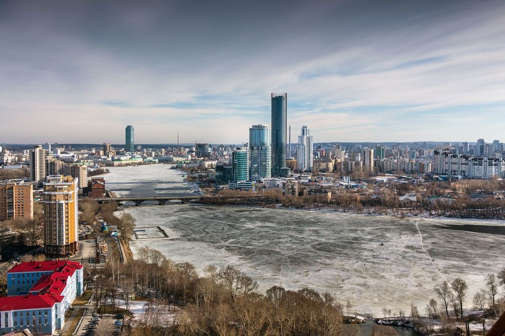Екатринбург-Сити и городской пруд.
