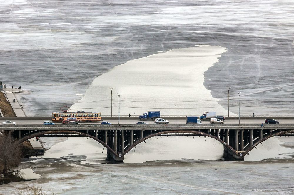 Полынья на городском пруду Екатеринбурга.