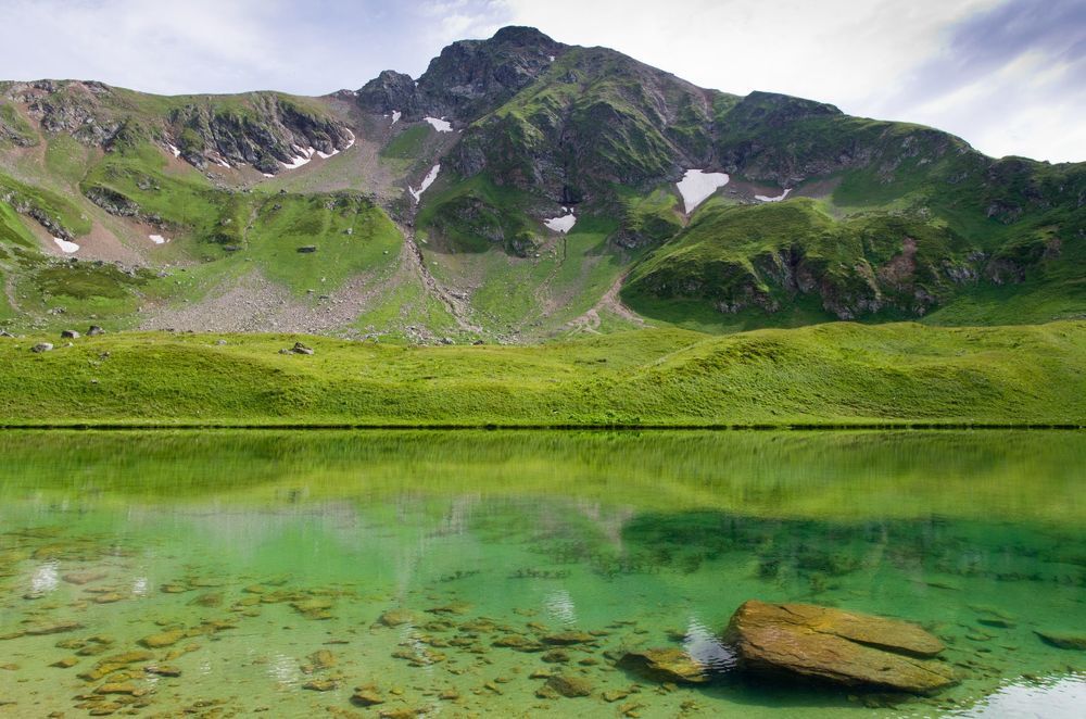 в изумрудных берегах