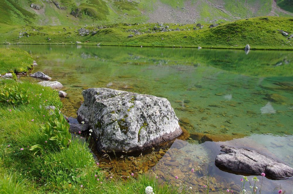 в изумрудных берегах