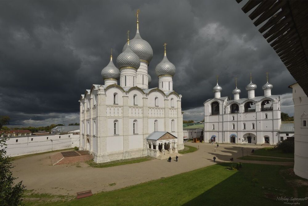 Вид на звонницу и Успенский Собор, объекты всемирного охранного наследия ЮНЕСКО
