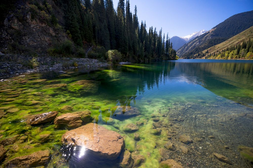 Вода в озерах кристально чистая.