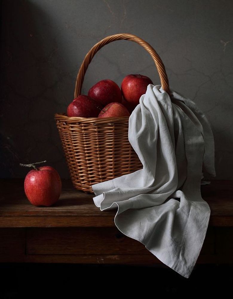 Корзина с яблоками
