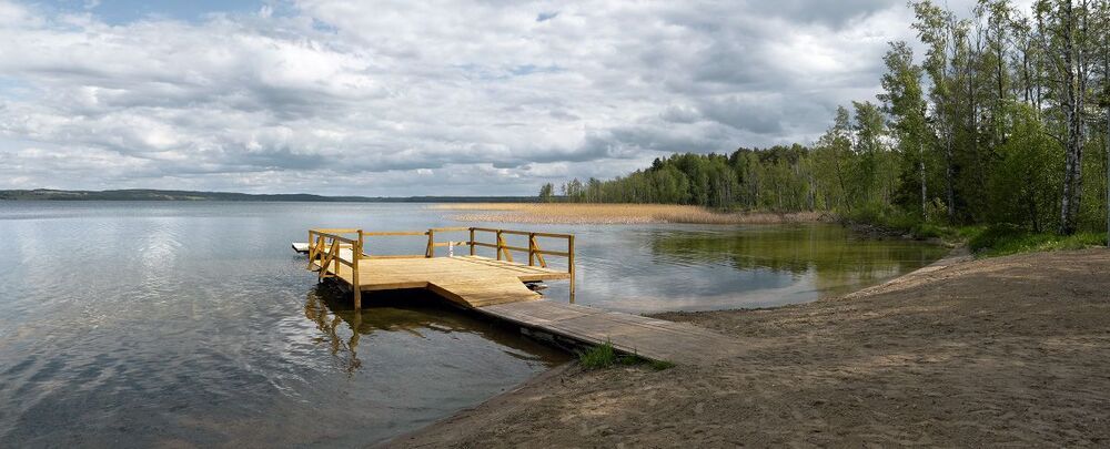 На берегу озера.