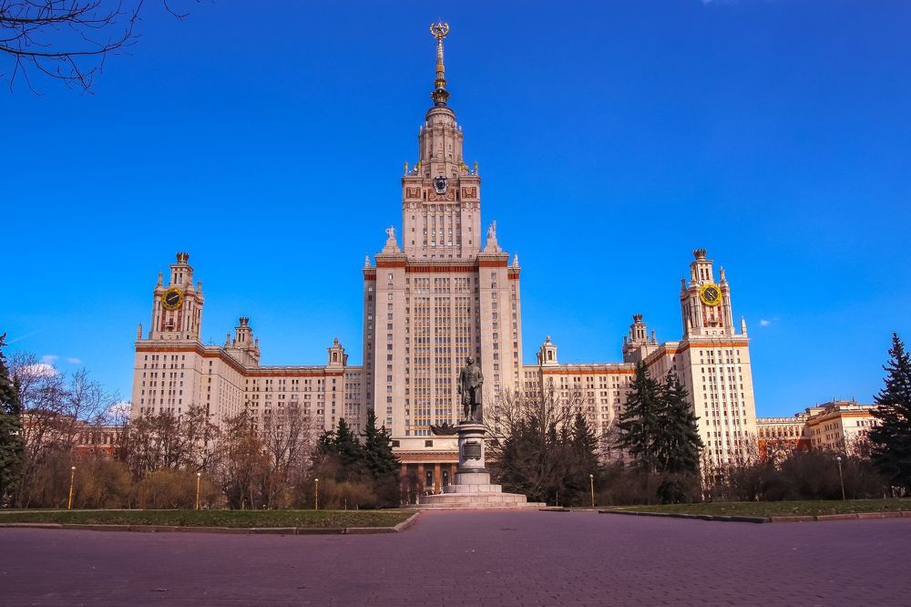 Центральная площадь перед Мишей Ломоносовым